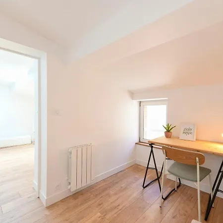 Le Regard Sur La Place Leger Et Raffine Apartment