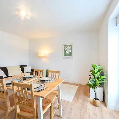 Le Regard Sur La Place Leger Et Raffine