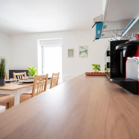 Appartement Le Regard Sur La Place Léger Et Raffiné