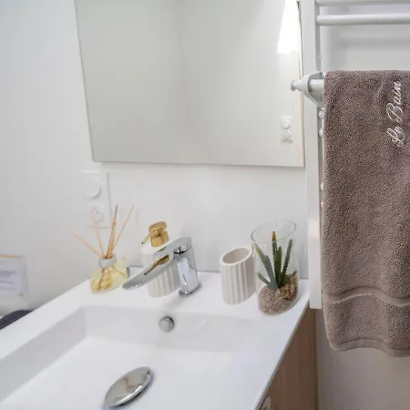 Le Regard Sur La Place Léger Et Raffiné *