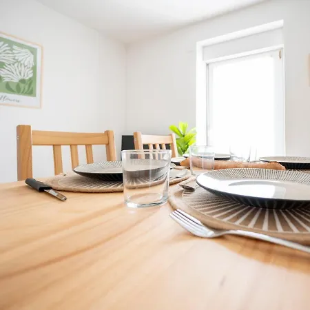 Le Regard Sur La Place Léger Et Raffiné *