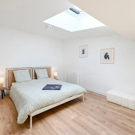 Appartement Le Regard Sur La Place Léger Et Raffiné *