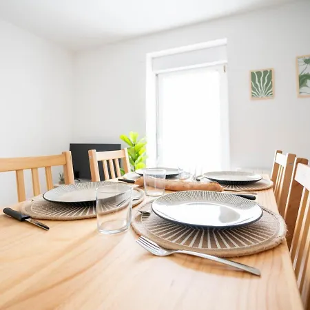 Le Regard Sur La Place Léger Et Raffiné *