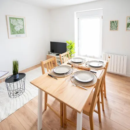 Le Regard Sur La Place Leger Et Raffine Apartment