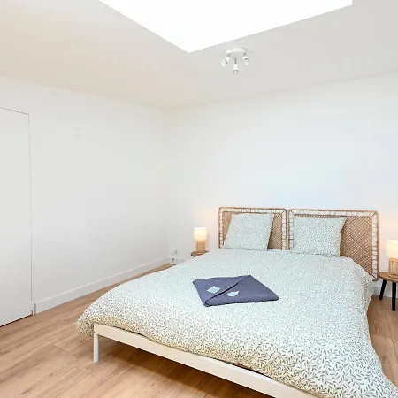 Le Regard Sur La Place Léger Et Raffiné Appartement *