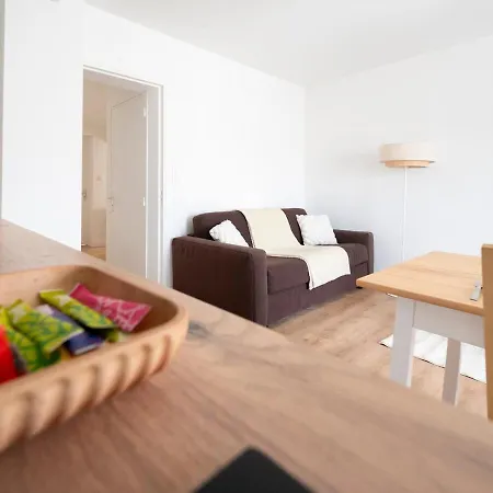 Le Regard Sur La Place Léger Et Raffiné Appartement Saint-André-de-la-Marche