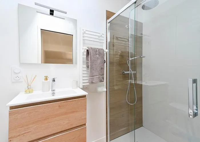 Le Regard Sur La Place Leger Et Raffine * Saint-André-de-la-Marche