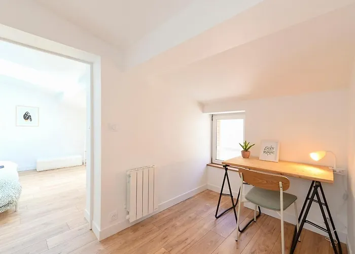 Le Regard Sur La Place Leger Et Raffine Apartment