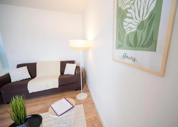 Le Regard Sur La Place Leger Et Raffine * Saint-André-de-la-Marche