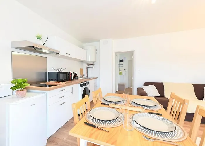 Le Regard Sur La Place Leger Et Raffine Saint-André-de-la-Marche