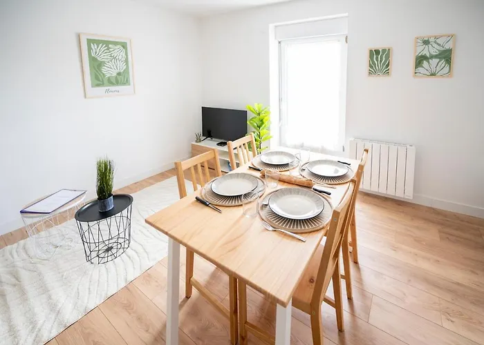 Le Regard Sur La Place Leger Et Raffine Διαμέρισμα